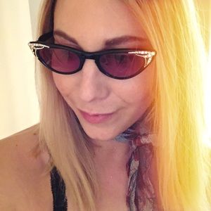Vintage bedazzled cat eye sunglasses